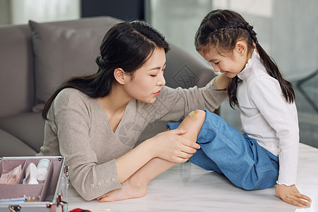 母亲检查女儿伤口高清图片