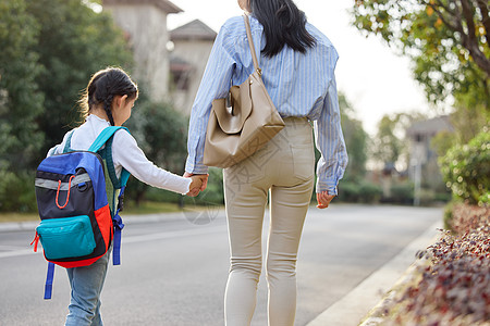 上学小女孩母女二人牵手背影背景