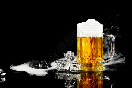 冒着凉气的夏日冰镇啤酒高清图片