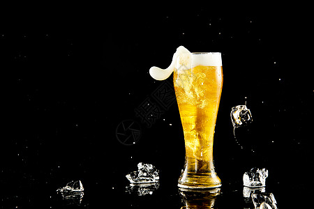 气泡饮冰块掉落啤酒杯里溅起水花背景