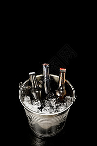 铁桶里放着的夏日冰镇啤酒饮品高清图片