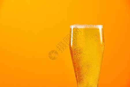 彩色背景前的冰啤酒图片