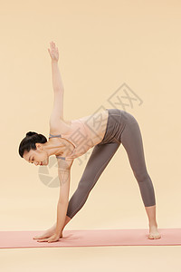做瑜伽健身运动的青年女性图片