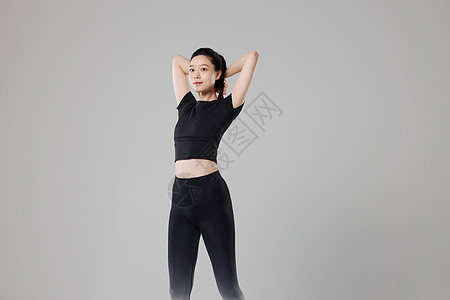 做伽锻炼热身运动的女性图片