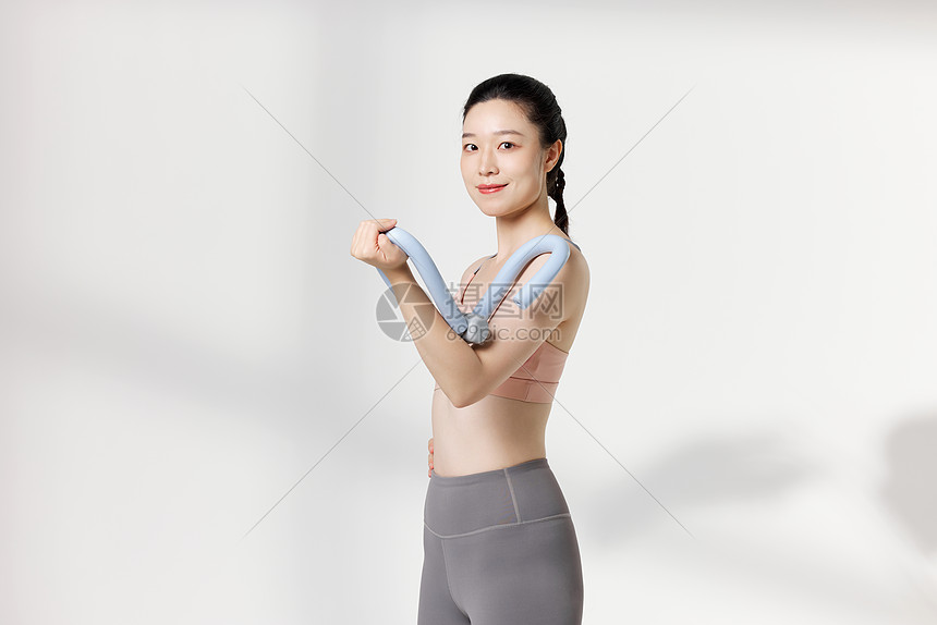 运动女性使用瘦身器材图片
