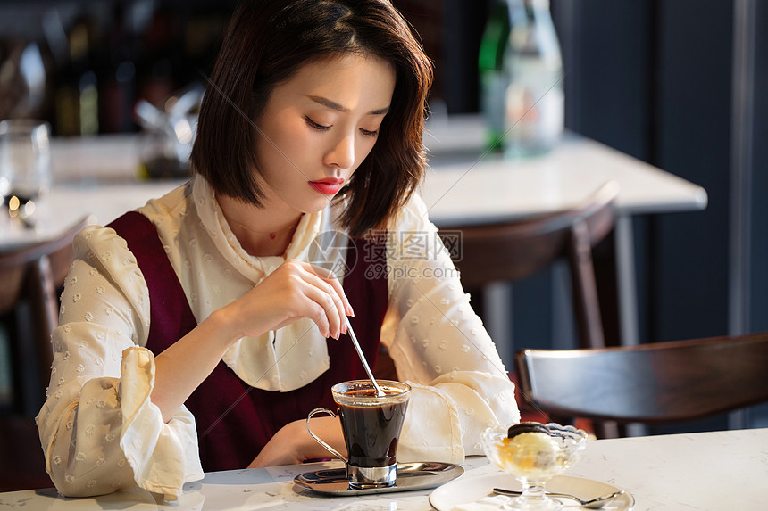 咖啡馆内享受下午茶的青年女人图片