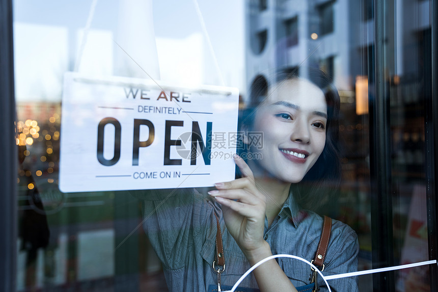 咖啡店的女服务员挂营业标志图片