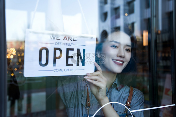 咖啡店的女服务员挂营业标志图片