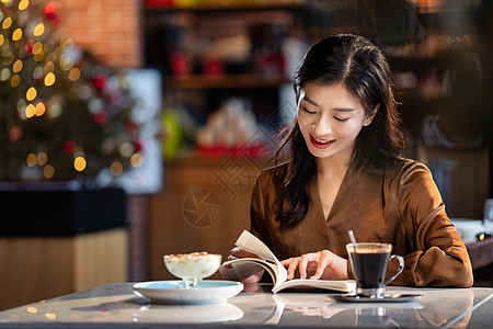 咖啡馆内在看书的青年女人高清图片