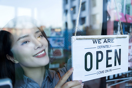 英文标志咖啡店的女服务员挂营业标志背景