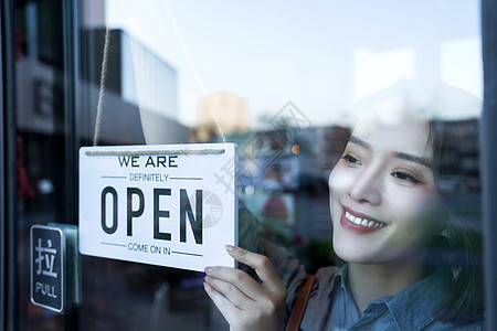 咖啡店的女服务员挂营业标志图片