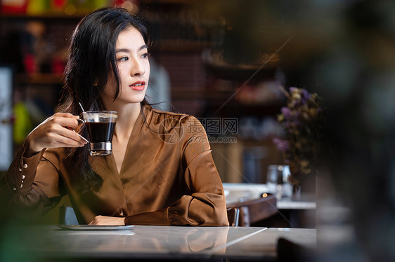 咖啡馆内喝咖啡的青年女人图片