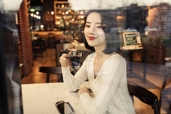 喝咖啡的青年女人图片