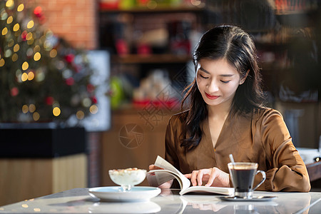 咖啡馆内在看书的青年女人图片