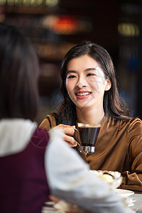 年轻闺蜜在咖啡馆喝咖啡图片