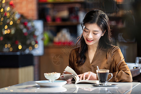 咖啡馆内在看书的青年女人图片