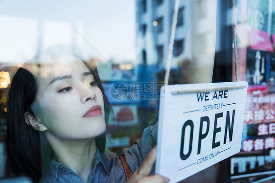 咖啡店的女服务员挂营业标志图片