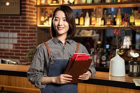 拿着菜单的餐吧女服务员图片