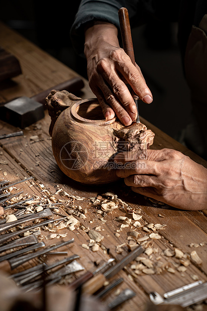 雕刻师和工作台上的大量工具图片