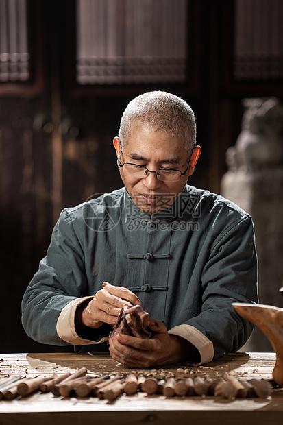 专注工作的雕刻大师图片