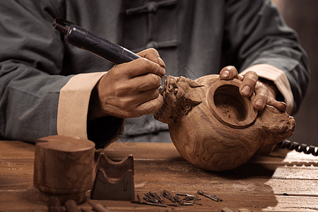手雕刻雕刻师在工作室里专注雕刻工艺品背景