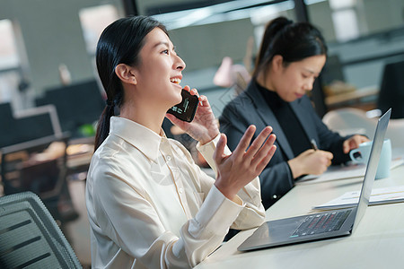 在办公室里打电话的商务女士图片