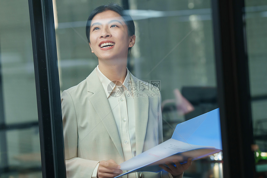 自信的青年商务女士在办公室图片