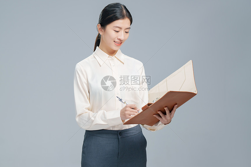 自信的商务女士肖像图片