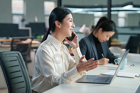 互联网营销在办公室里打电话的商务女士背景