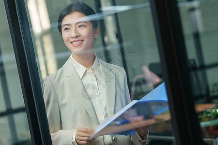 科技办公环境自信的青年商务女士在办公室背景