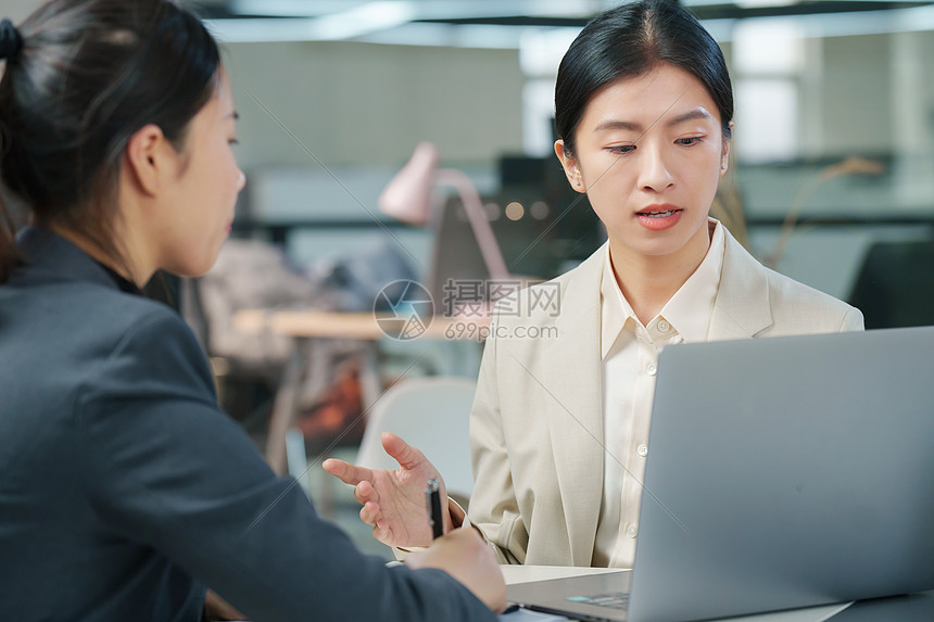 青年女设计师和顾客交谈图片