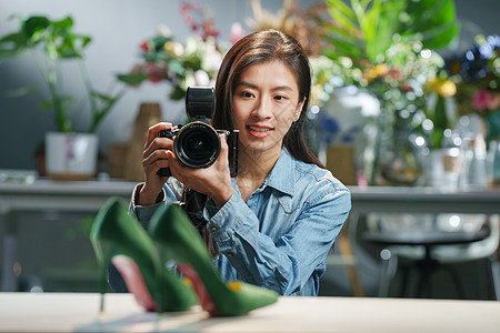 花卉摄影在工作室里拍照的青年女摄影师背景