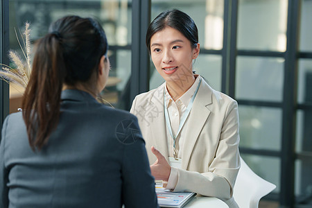 电子文件青年女设计师和顾客交谈背景