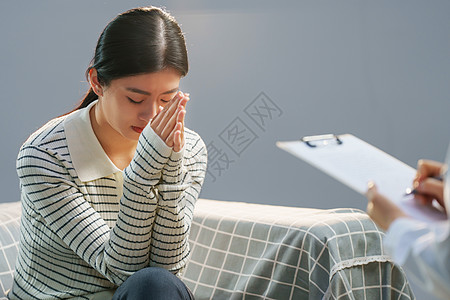 青年女人和心理医生交谈图片