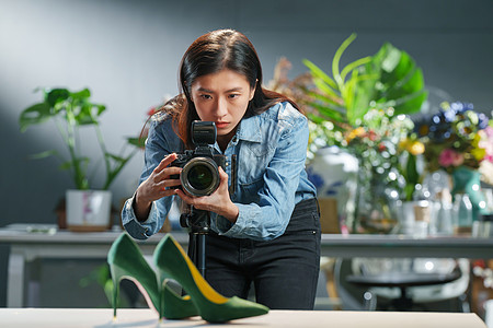 花卉摄影在工作室里拍照的青年女摄影师背景