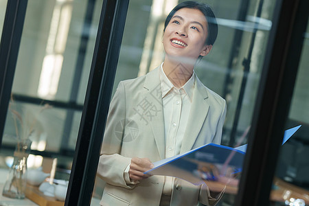 成功女性自信的青年商务女士在办公室背景