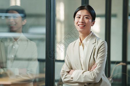 自信的青年商务女士在办公室图片