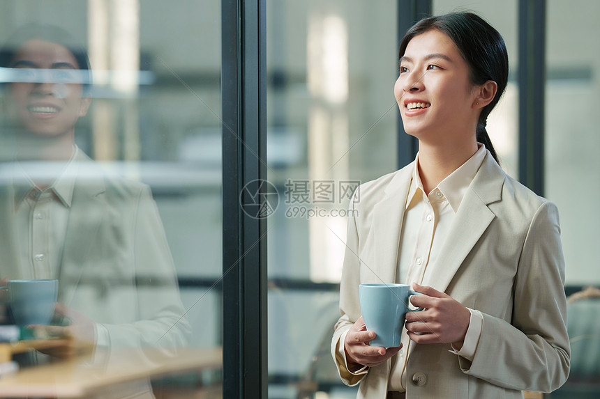 青年商务女士在办公室图片