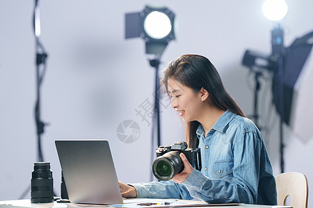 职业女在工作室里的青年女摄影师背景