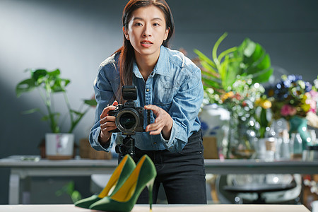 花卉摄影在工作室里的青年女摄影师背景