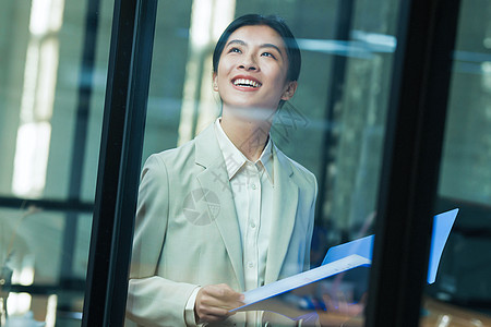 电子商务服务自信的青年商务女士在办公室背景