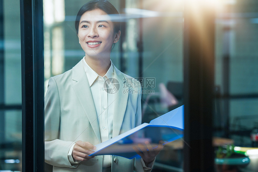 自信的青年商务女士在办公室图片