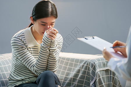 养生讲座青年女人和心理医生交谈背景