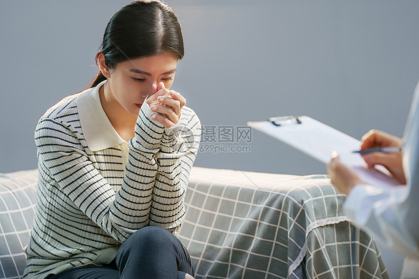 青年女人和心理医生交谈图片