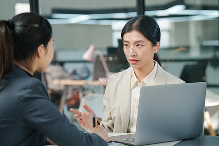 商务交流青年女设计师和顾客交谈背景