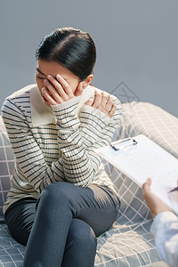 青年女人和心理医生交谈图片