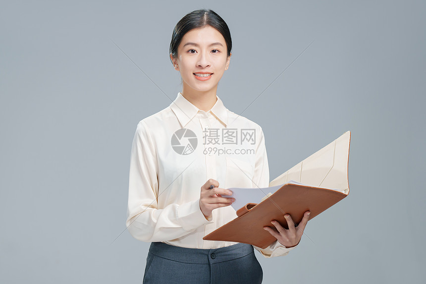 自信的商务女士肖像图片