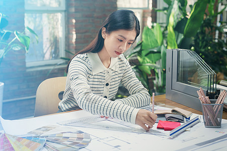 笔尺子青年女设计师在办公室工作背景