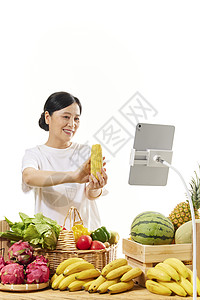 中年女性菜农网络直播售卖玉米高清图片
