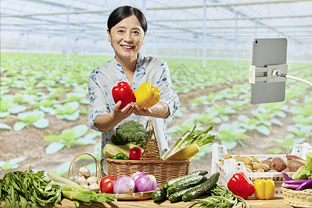 中年女果农电商直播售卖蔬菜图片